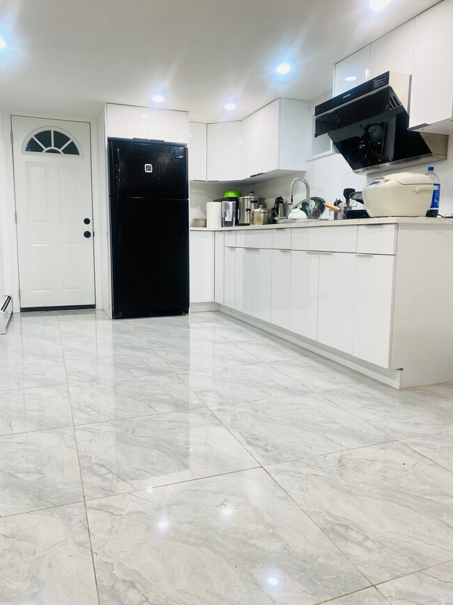 Building Photo - 400 Hanover Ave