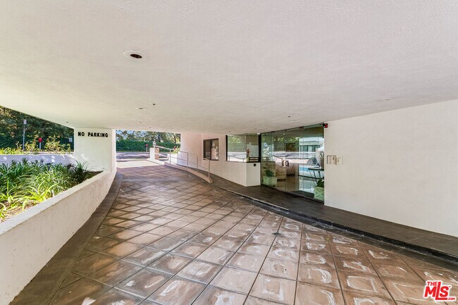 Building Photo - 450 N Maple Dr