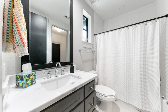 Building Photo - 1807 Dart St