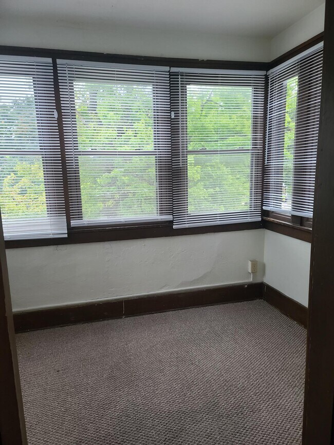 Building Photo - 705 W Elm St