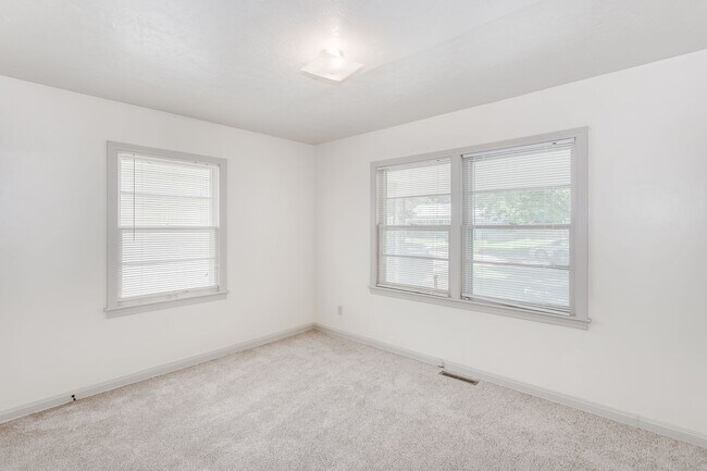 Building Photo - Cozy 2 Bedroom for Fall