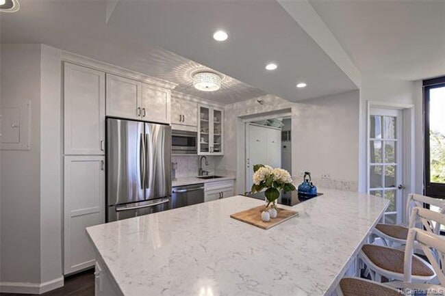 Building Photo - 1 bedroom, den with murphy bed, 1 cov parking, tropical grounds with pool, tennis courts +++++++