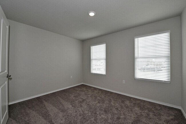 Building Photo - NEAR GOLF COURSE  |  3 BEDROOMS  |  2 BATH...