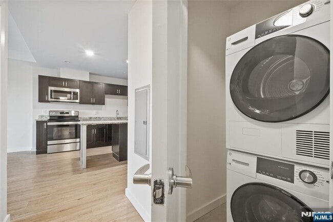 Building Photo - 69 Main St