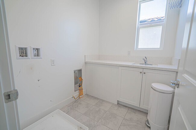 Building Photo - 28519 Moyer Ln
