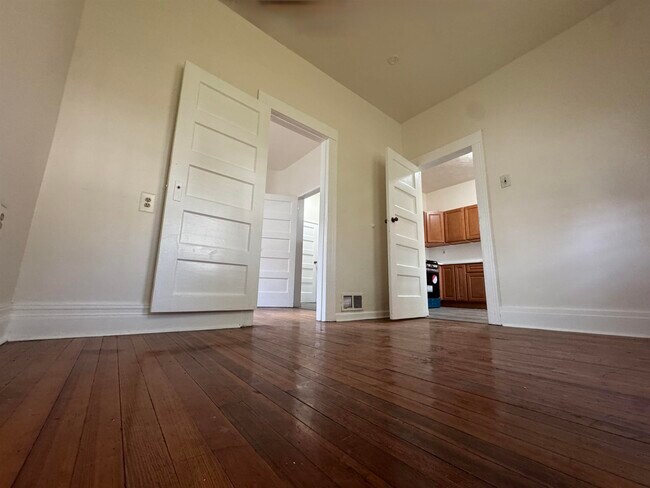 Building Photo - 85 W 50TH St