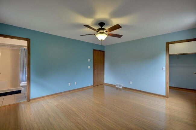 Building Photo - Spacious 4-Bedroom Home with Attached Garage in Salem Lakes