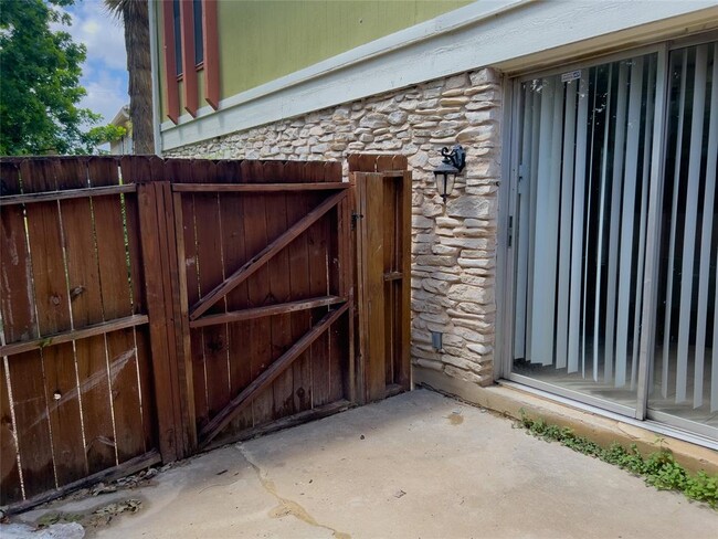 Building Photo - 7206 Creekside Dr