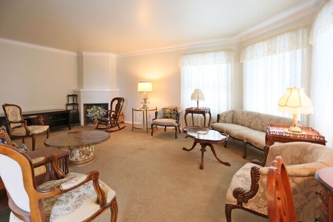 Building Photo - Two-story, 3BR/2.5BA Single family home including Lower-Level Suite with Bath & Kitchenette in Gl...