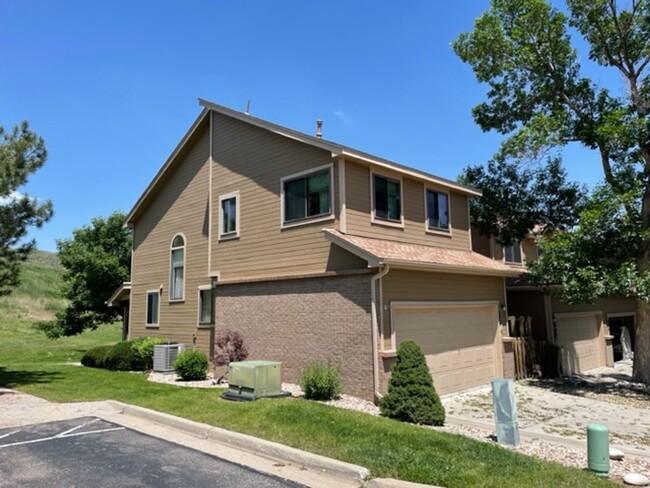 Building Photo - Lakewood Townhome with Pretty Views 4 Bedr...