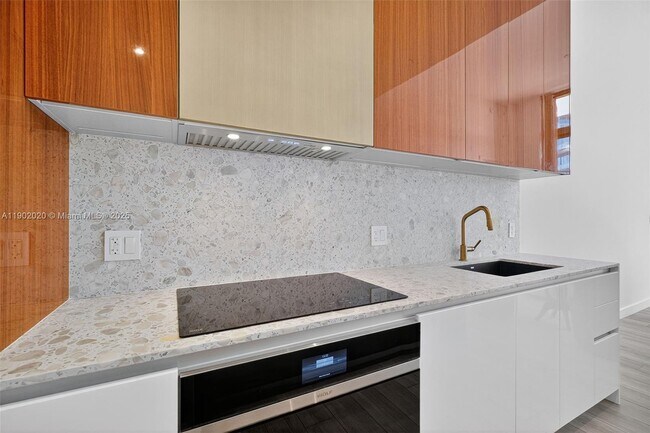 Building Photo - 2655 S Bayshore Dr