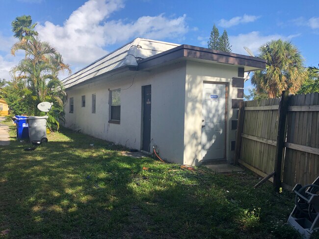 Building Photo - 921 SW 10th Dr