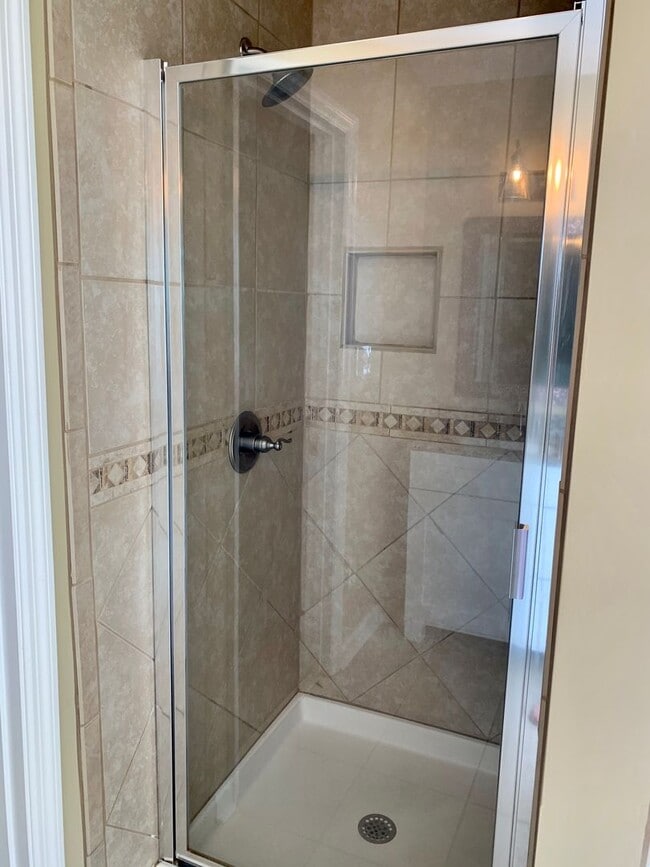 Building Photo - Lovely Tri-level Fayetteville Home