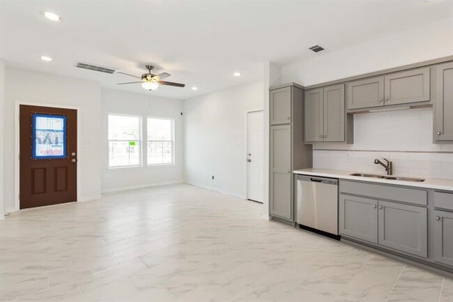 Building Photo - 11623 Waldemar Dr