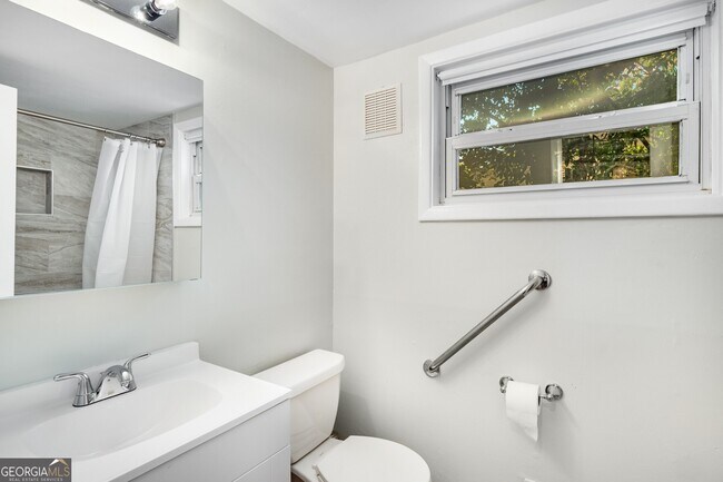 Building Photo - 2563 Beverly Hills Dr