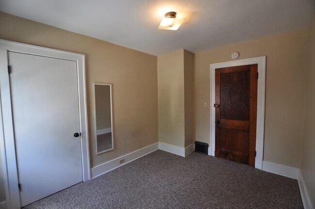 Building Photo - 921 Sylvan Ave