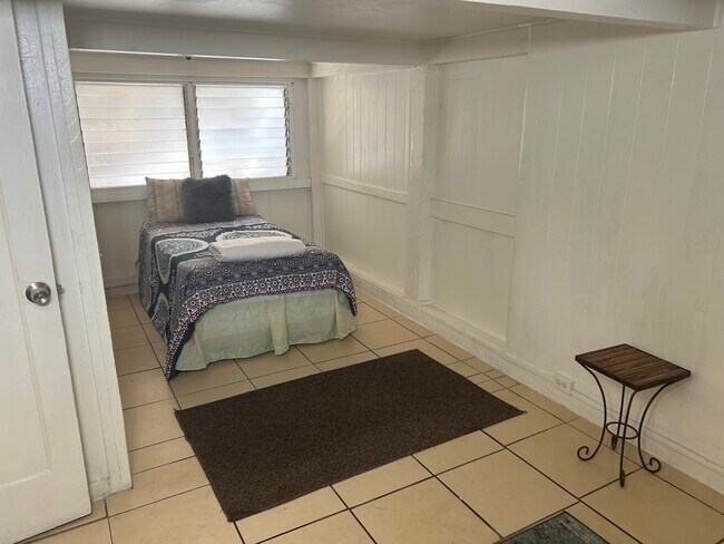 Building Photo - 1733 Hoe St