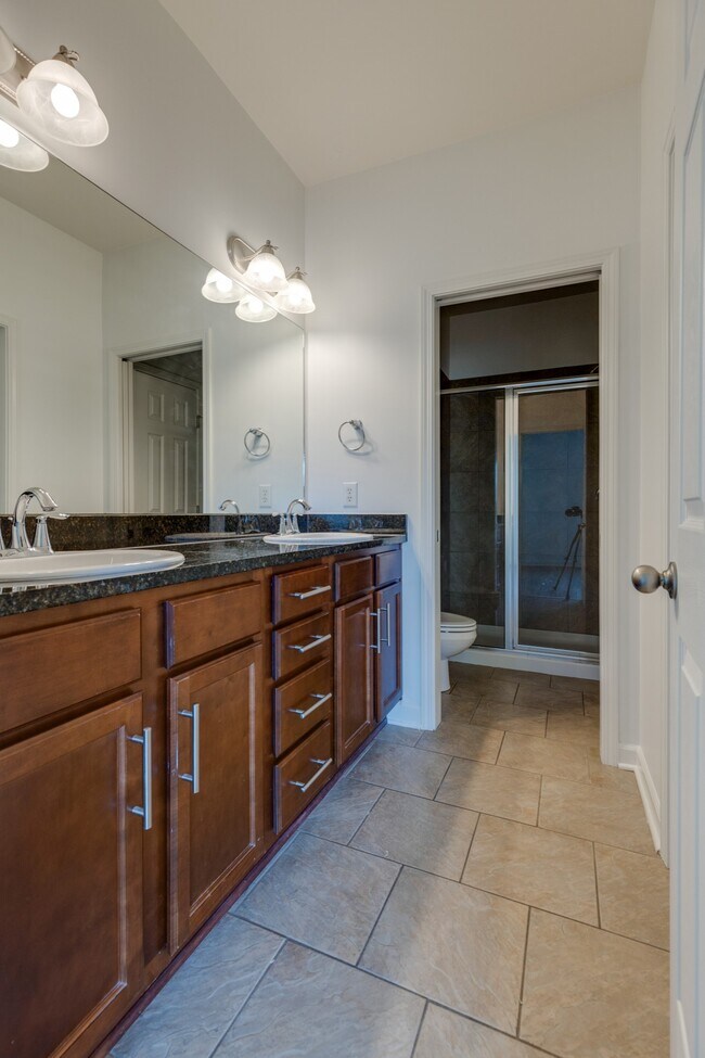 Building Photo - 816 Hillview Heights