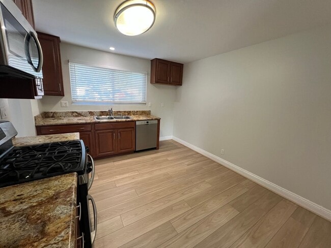 Building Photo - Thousand Oaks Living