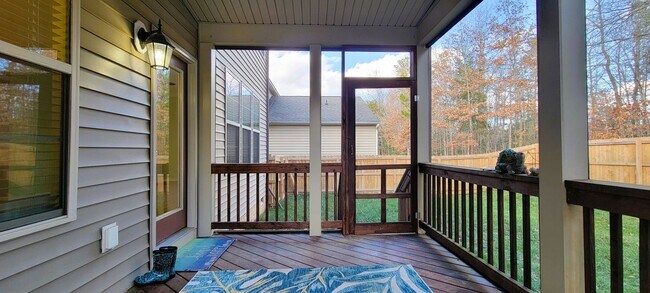 Building Photo - Large 4 bedroom 3 1/2 bath home that backs up to the 15th green in Magnolia Green.