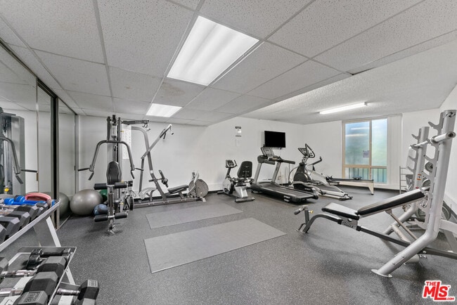 Building Photo - 809 S Bundy Dr