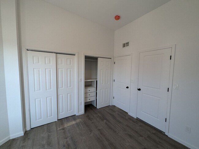 Building Photo - Gorgeous Home - West Philadelphia