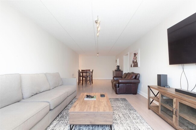 Building Photo - 4 Consulate Dr