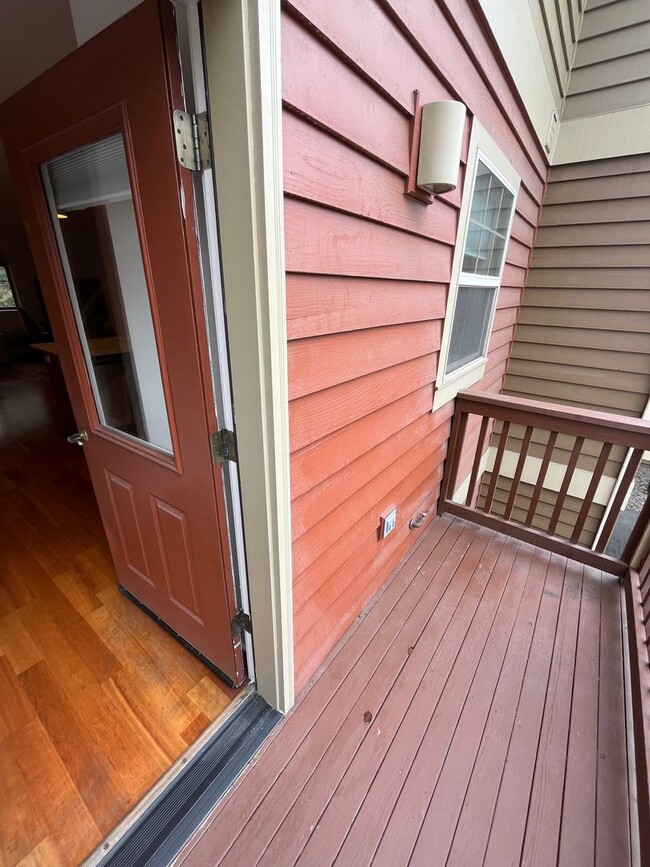 Building Photo - Beautiful 2 Bed/2.5 Bath Townhome on Bend's Westside - Shevlin Park Road