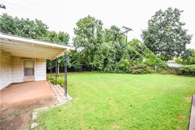 Building Photo - 3 Bed | 1 Bath | 1 Car Garage - Minutes fr...