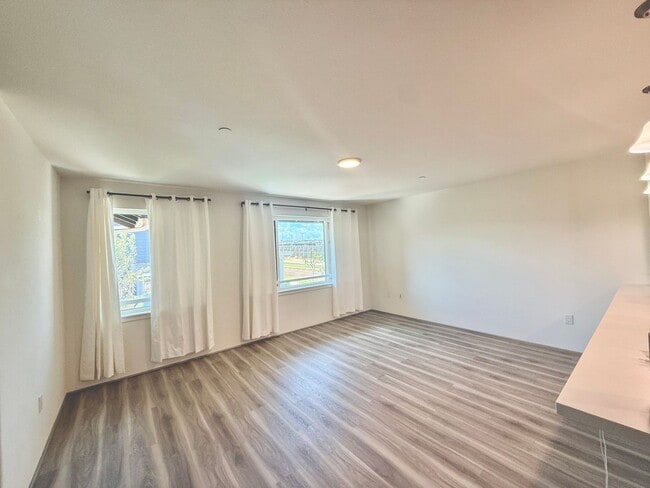 Building Photo - Rarely Available 2 bedroom 2 bath townhome in Koa Ridge