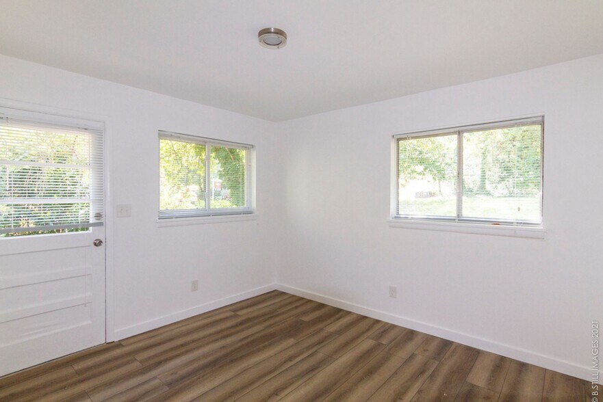 Building Photo - 545 Oakview Rd