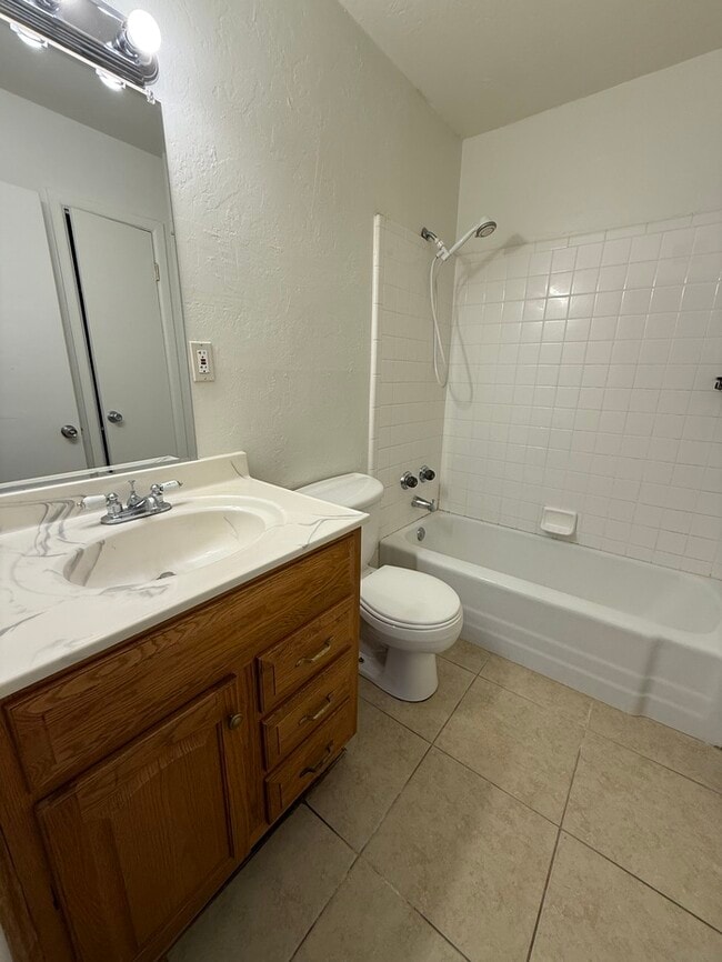 Building Photo - House For Rent