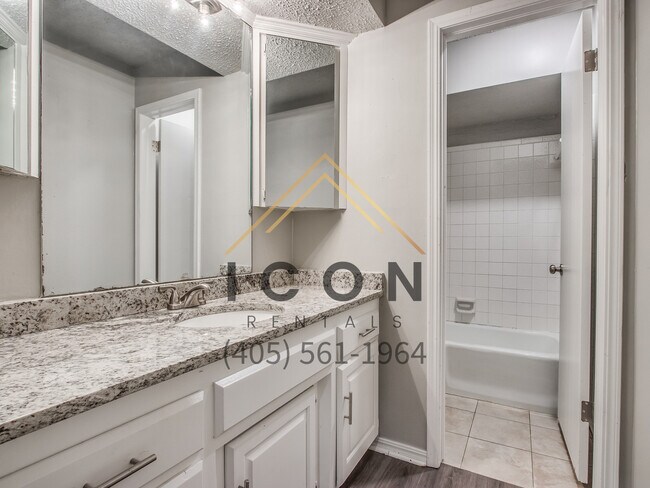 Building Photo - 517 N Robin Way