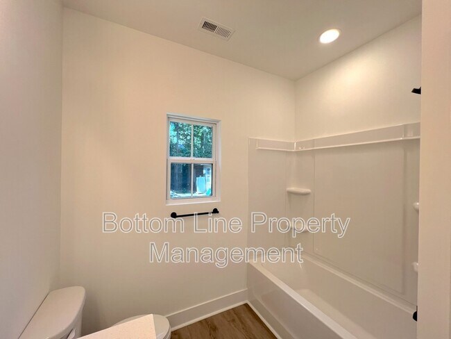Building Photo - 427 Mint St