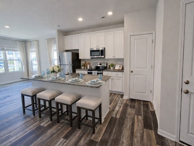 Building Photo - 3BR Townhome • Full Kitchen • Garage + Driveway