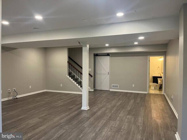 Building Photo - 233 Birchwood Dr