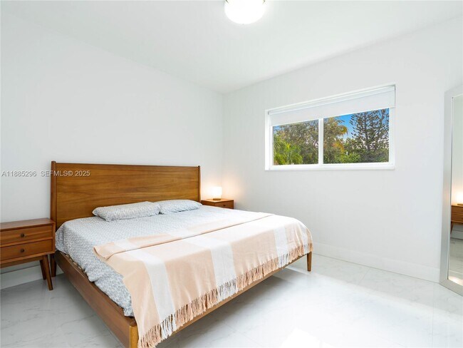 Building Photo - 1617 NE 157th Ter