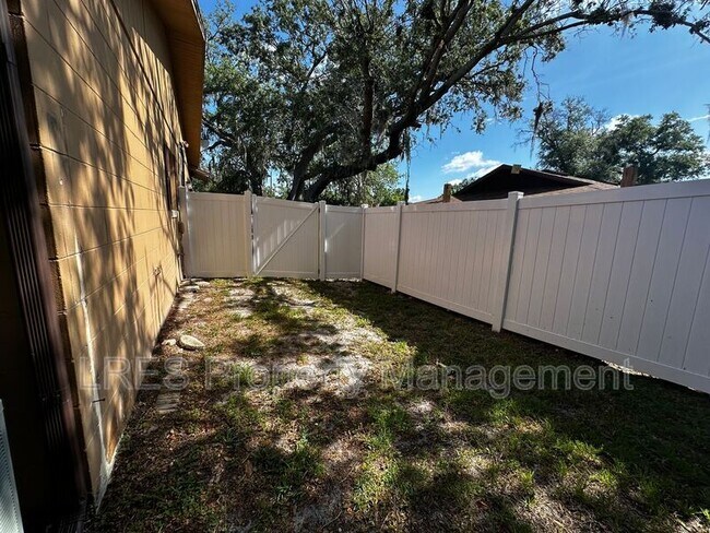 Building Photo - 910 Sycamore Ln