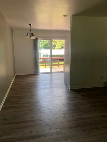Building Photo - 3243 Hemlock Dr