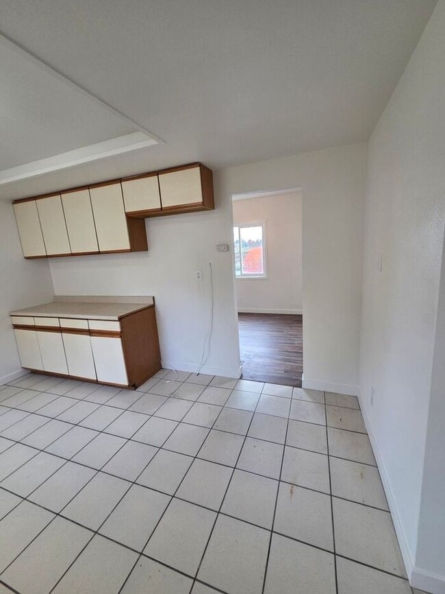 Building Photo - 3 Bed, 1.5 Bath Home in Tacoma! **MOVE IN ...