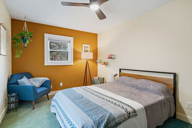 Building Photo - Furnished Downtown Bungalow!