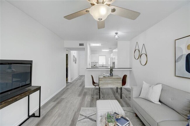 Building Photo - 5320 Balcones Dr
