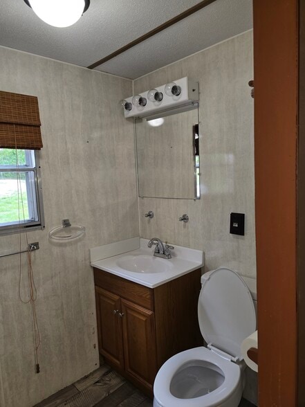 Full bathroom - 234 S Highway 27 Loop 4 W