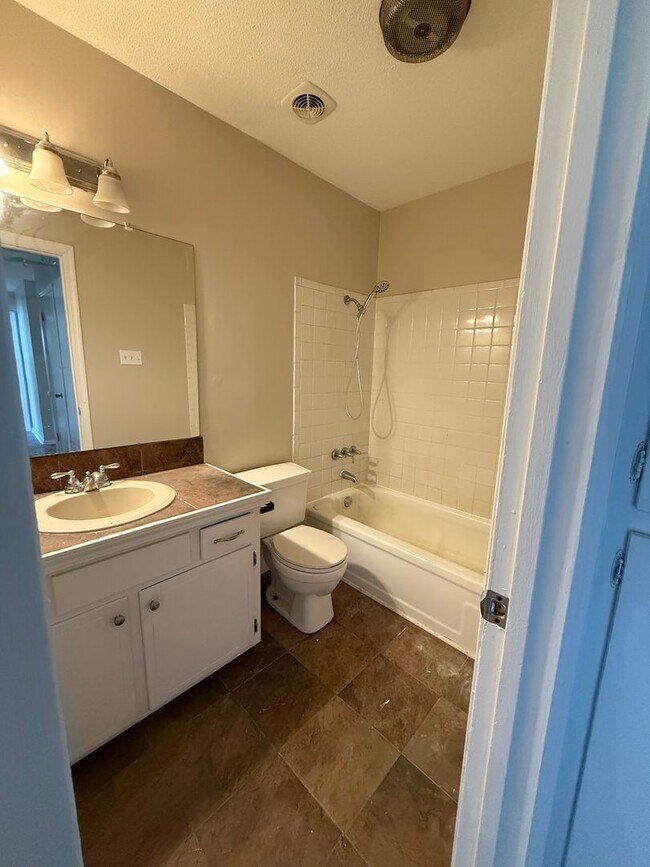 Building Photo - 3 BEDROOM 2 BATH HOUSE CENTRAL HEAT & AIR, UTILITIES ARE EGW, FENCED YARD, 2 CAR CARPORT, W/D HOO...