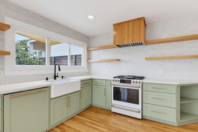 Building Photo - 4525 Saratoga Ave