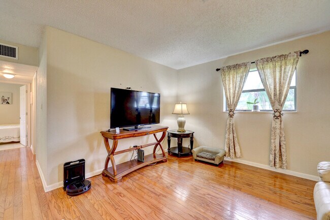 Building Photo - 141 SE Serenata Ct