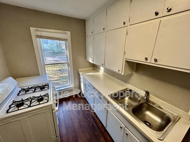 Building Photo - 303 N Maple St