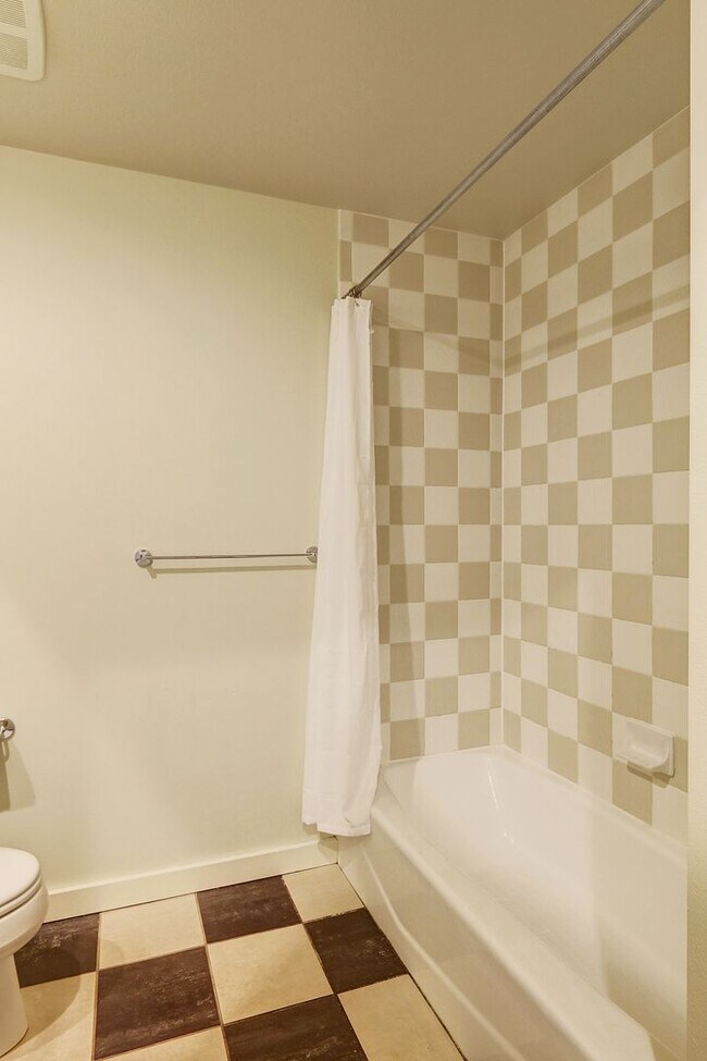 Building Photo - 0bd/1ba Bellevue Condo