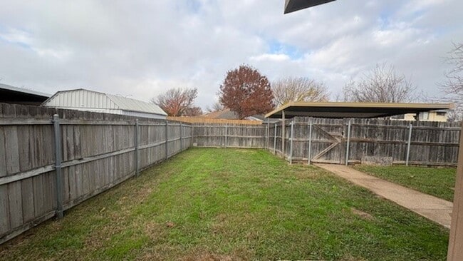 Building Photo - Cozy 2 Bed 1 Bath Duplex Property!