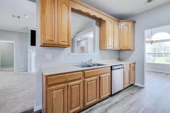 Building Photo - Spacious 3 Bed, 2 Bath Home with Large Bon...